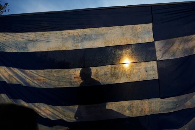 FAZ: Η Ελλάδα μπορεί σύντομα να σταθεί στα πόδια της