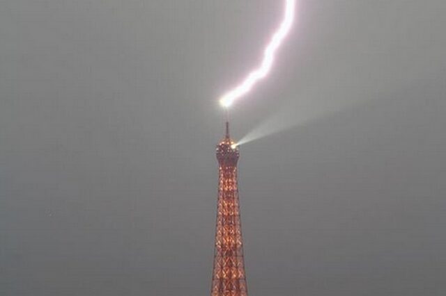 Γαλλία: Η στιγμή που κεραυνός χτυπά τον Πύργο του Άιφελ