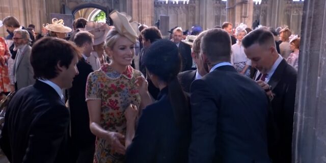 Το φιλί στο στόμα του Ντέιβιντ Μπέκαμ στον Έλτον Τζον την ώρα του βασιλικού γάμου