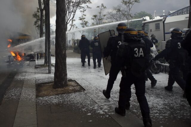 Εργατική Πρωτομαγιά: Μάχες σώμα με σώμα κουκουλοφόρων – αστυνομίας στο Παρίσι