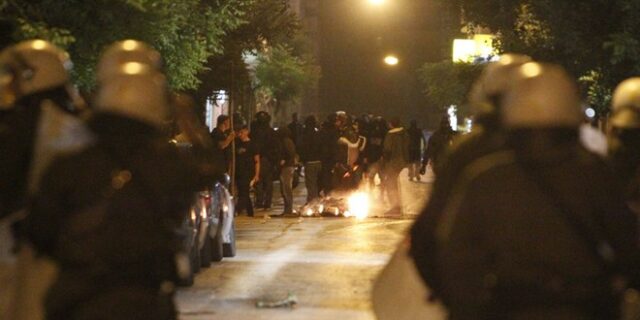 Συμπλοκές οπαδών με ΜΑΤ στην Κάνιγγος