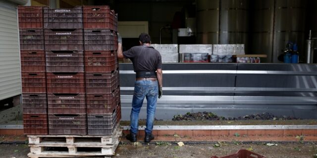 Η επίπονη δουλειά “κόβει” χρόνια από τους άνδρες, όχι όμως από τις γυναίκες