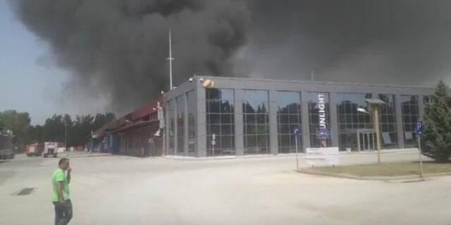 Ξάνθη: Καίγεται το μεγαλύτερο εργοστάσιο μπαταριών της Ευρώπης – Εκκένωση οικισμών