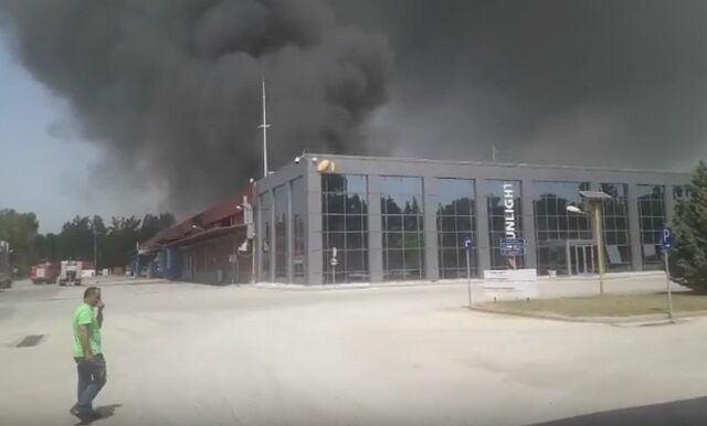 Ξάνθη: Καίγεται το μεγαλύτερο εργοστάσιο μπαταριών της Ευρώπης – Εκκένωση οικισμών