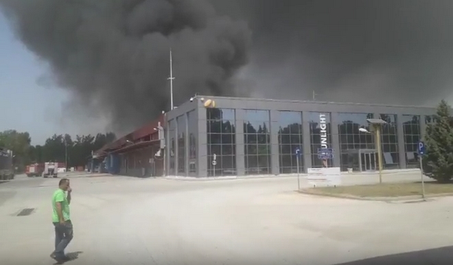 Ξάνθη: Καίγεται το μεγαλύτερο εργοστάσιο μπαταριών της Ευρώπης – Εκκένωση οικισμών