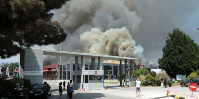 Ξάνθη: Σε ύφεση η πυρκαγιά στο εργοστάσιο της Sunlight – Δεν υπάρχει κίνδυνος εξάπλωσης