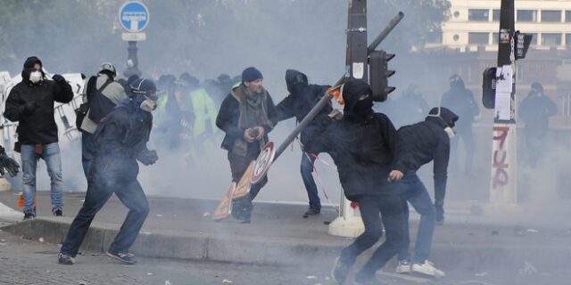 Γαλλία: Συγκρούσεις αστυνομίας – κουκουλοφόρων στην πορεία για την Πρωτομαγιά