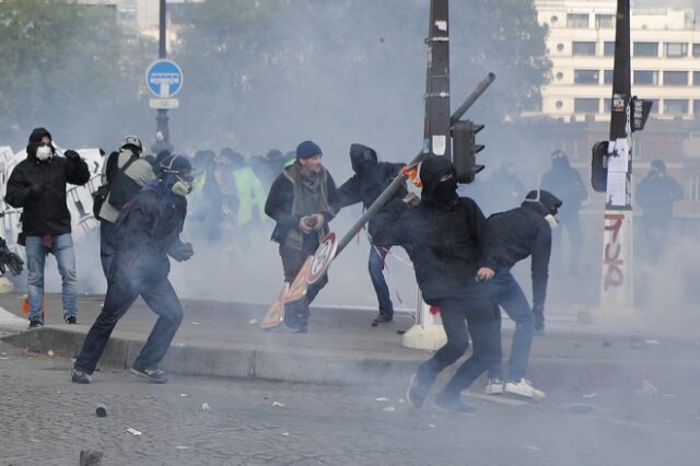 Γαλλία: Συγκρούσεις αστυνομίας – κουκουλοφόρων στην πορεία για την Πρωτομαγιά
