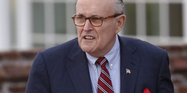 Τζουλιάνι: Ο Κιμ Γιονγκ Ουν ικέτευε γονατιστός για τη συνάντηση με τον Τραμπ