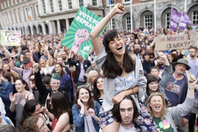 Ιρλανδία: Αποδοκιμασία για την καθολική εκκλησία, το “ναι” στο δημοψήφισμα για την άμβλωση
