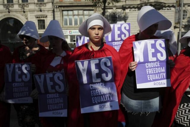 Ηχηρό “Ναι” από τους Ιρλανδούς στη νομιμοποίηση των αμβλώσεων