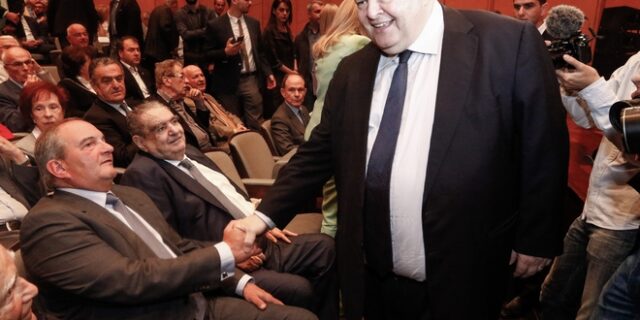 Η χειραψία Καραμανλή – Βενιζέλου στο βιβλίο του Βαρβιτσιώτη, παρουσία Παυλόπουλου