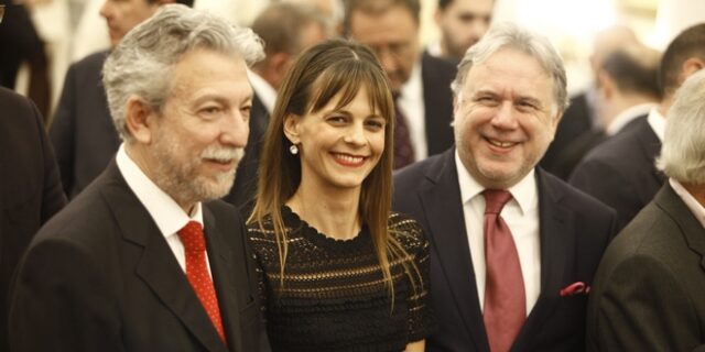 Αναδοχή: Ο Κατρούγκαλος και ο Κοντονής “ξεχάστηκαν” πίνοντας καφέ