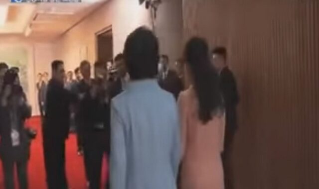 Βίντεο: Ο Κιμ Γιονγκ Ουν σπρώχνει φωτογράφο για να περάσει η γυναίκα του