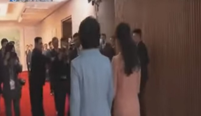 Βίντεο: Ο Κιμ Γιονγκ Ουν σπρώχνει φωτογράφο για να περάσει η γυναίκα του