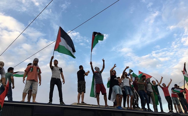 Πορεία για την Παλαιστίνη: Ανέβηκαν πάνω στις κλούβες – Ένταση και πετροπόλεμος