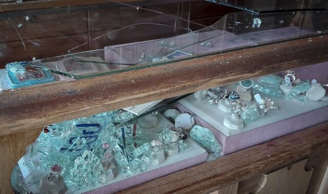 Έσπασαν τη βιτρίνα κοσμηματοπωλείου και το άδειασαν