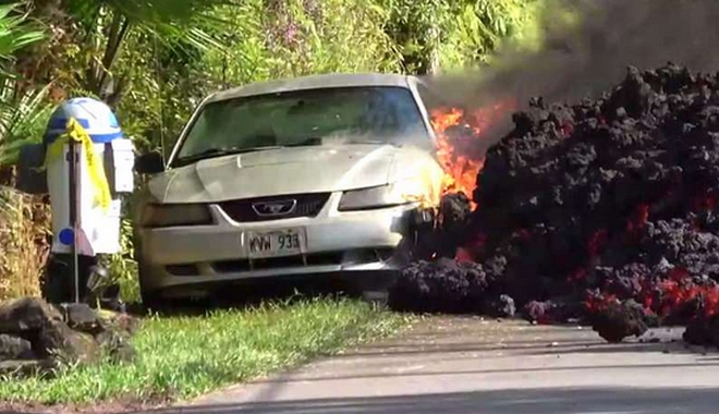Χαβάη: Η λάβα “καταπίνει” αυτοκίνητο – Συγκλονιστικά καρέ από την ηφαιστειακή έκρηξη