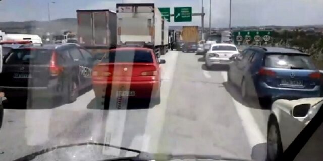 Αιώνια ντροπή: ΙΧ και φορτηγά πάνω στη ΛΕΑ μπλοκάρουν ασθενοφόρο