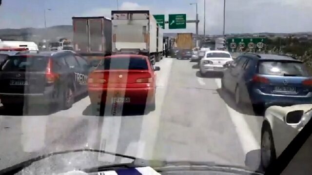 Αιώνια ντροπή: ΙΧ και φορτηγά πάνω στη ΛΕΑ μπλοκάρουν ασθενοφόρο