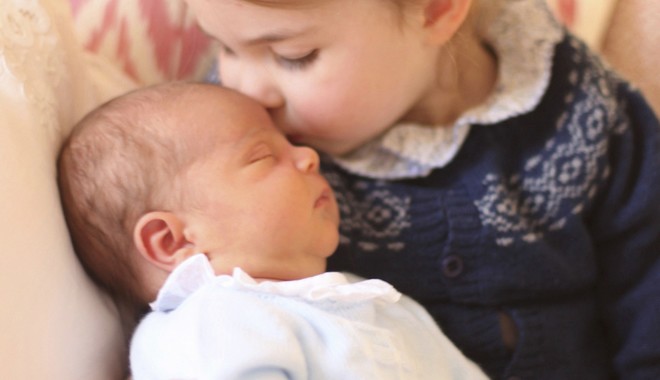 Οι πρώτες φωτογραφίες του νεογέννητου πρίγκιπα Λουί – Το φιλί και η αγκαλιά της Σάρλοτ