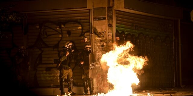 Επεισόδια μεταξύ οπαδών Ολυμπιακού και ΠΑΟΚ στο κέντρο της Αθήνας