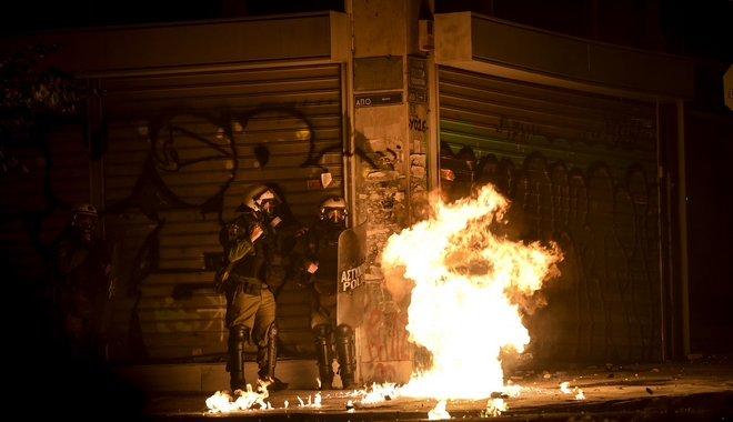 Επεισόδια μεταξύ οπαδών Ολυμπιακού και ΠΑΟΚ στο κέντρο της Αθήνας