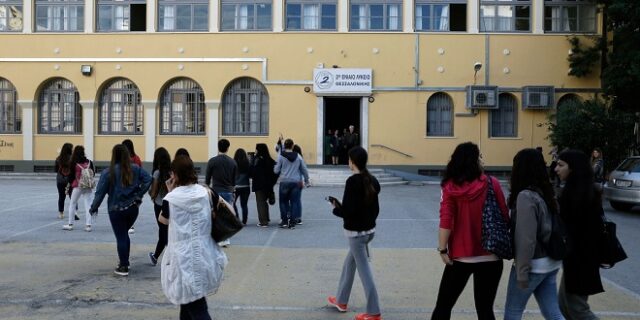 Σε απόγνωση οι μαθητές του 3ου Λυκείου Ηλιούπολης: Χωρίς χημικό από την αρχή της χρονιάς