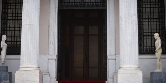 Μαξίμου: Ο Μητσοτάκης καταδικάζει τη βία, αρκεί να μην προέρχεται από την ακροδεξιά