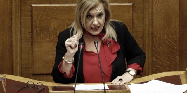 Το κινητό στο κεφάλι έφερε η Μεγαλοοικονόμου σε blogger που δήλωνε συνεργάτης της