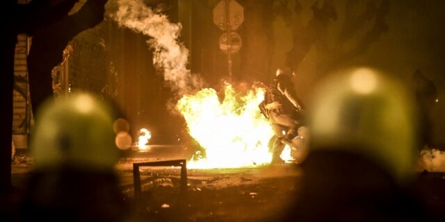 Διπλή επίθεση με μολότοφ στα Εξάρχεια: Έξω από το σπίτι του Φλαμπουράρη και στα γραφεία του ΠΑΣΟΚ