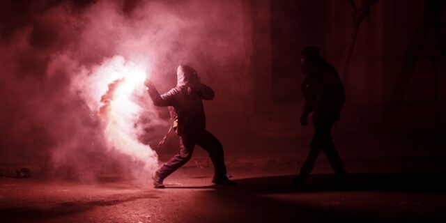 Πάτρα: Επίθεση με μολότοφ και γκαζάκια κατά γραφείων της ΔΕΗ