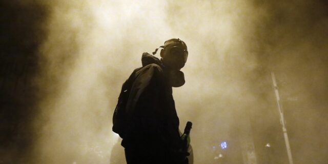 “Βροχή” Μολότοφ το βράδυ στο Πολυτεχνείο