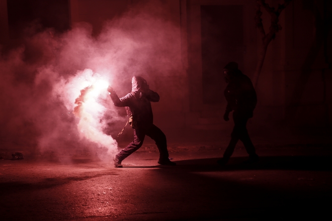 Επεισόδια τη νύχτα γύρω από το Πολυτεχνείο – “Βροχή” από μολότοφ