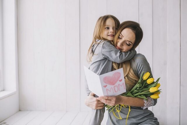 Σήμερα η Γιορτή της Μητέρας: Γιατί έχει σαν σύμβολο το λευκό γαρύφαλλο