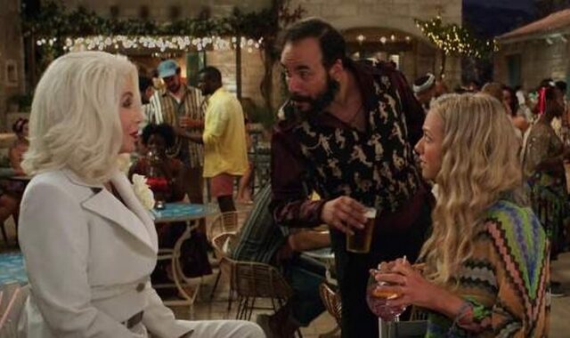 Έκπληξη στο τρέιλερ του Mamma Mia: Ο Πάνος Μουζουράκης “κορτάρει” τη Σερ