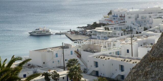 “Πειρατικά” τουριστικά λεωφορεία με τιμές… VIP πιάστηκαν στη Μύκονο