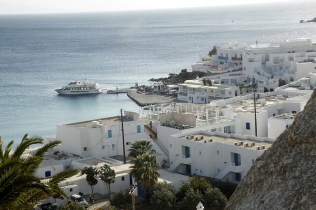 “Πειρατικά” τουριστικά λεωφορεία με τιμές… VIP πιάστηκαν στη Μύκονο