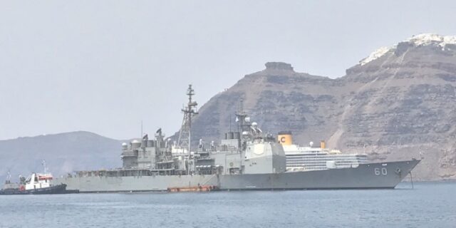 Ο Τζέφρι Πάιατ στο καταδρομικό USS Normandy, με φόντο την Καλντέρα