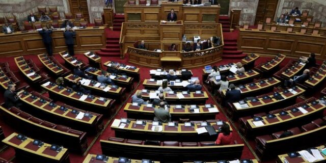 LIVE ΕΙΚΟΝΑ: Ολοκληρώθηκε η ψηφοφορία για τη Συνταγματική Αναθεώρηση