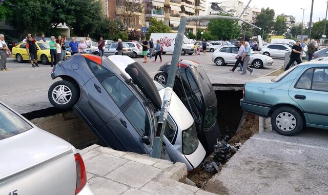 Εικόνες Αποκάλυψης στην Καλλιθέα: Δρόμος “κατάπιε” αυτοκίνητα