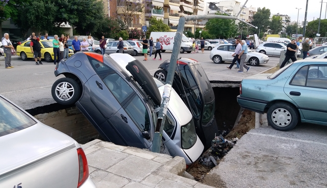 Εικόνες Αποκάλυψης στην Καλλιθέα: Δρόμος “κατάπιε” αυτοκίνητα