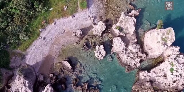 Η κρυφή παραλία-πισίνα δίπλα στην Εθνική Οδό
