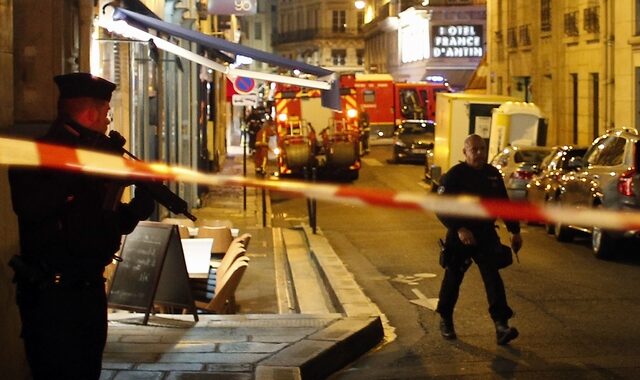 Επίθεση με μαχαίρι στο Παρίσι – Νεκροί και τραυματίες