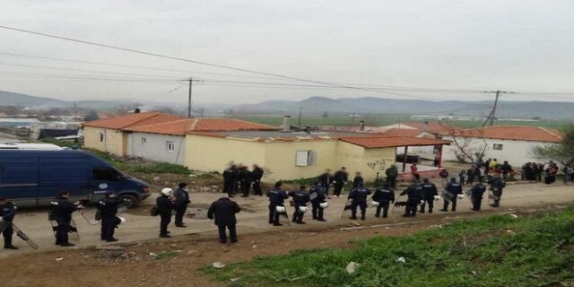Θήβα: Σοβαρά επεισόδια ως αντίποινα για αστυνομική επιχείρηση σε καταυλισμό Ρομά