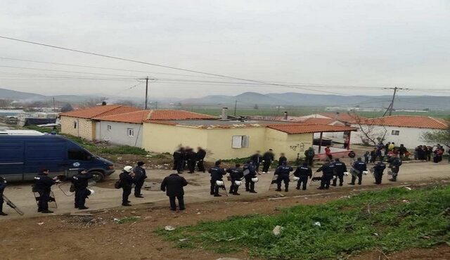 Θήβα: Σοβαρά επεισόδια ως αντίποινα για αστυνομική επιχείρηση σε καταυλισμό Ρομά
