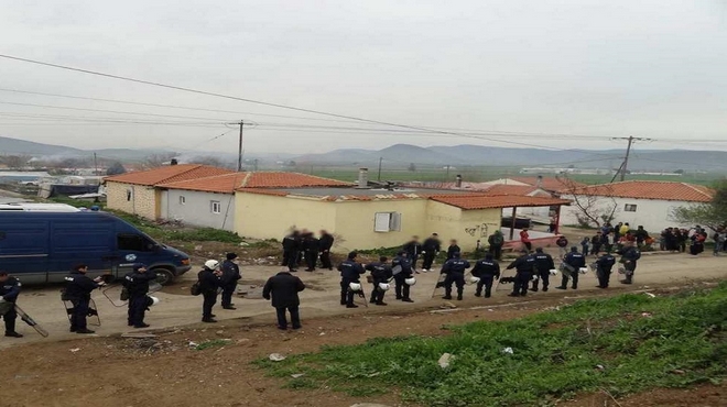 Θήβα: Σοβαρά επεισόδια ως αντίποινα για αστυνομική επιχείρηση σε καταυλισμό Ρομά