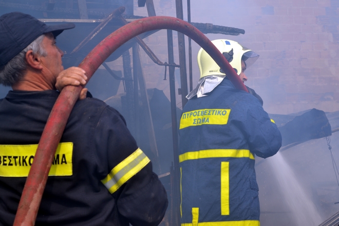 Υπό μερικό έλεγχο η φωτιά στο εργοστάσιο ζαχαροπλαστικής στο Σιδηρόκαστρο Σερρών