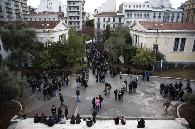 Πολυτεχνείο: Αναρχικοί επιχείρησαν κατάληψη στο “Αβέρωφ” – Αστακός η Αθήνα