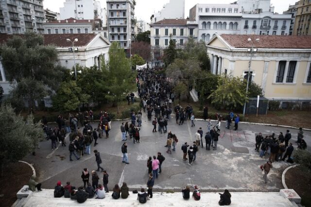 Ένταση στο Πολυτεχνείο: Ομάδα κουκουλοφόρων αποπειράθηκε να εισέλθει στον χώρο